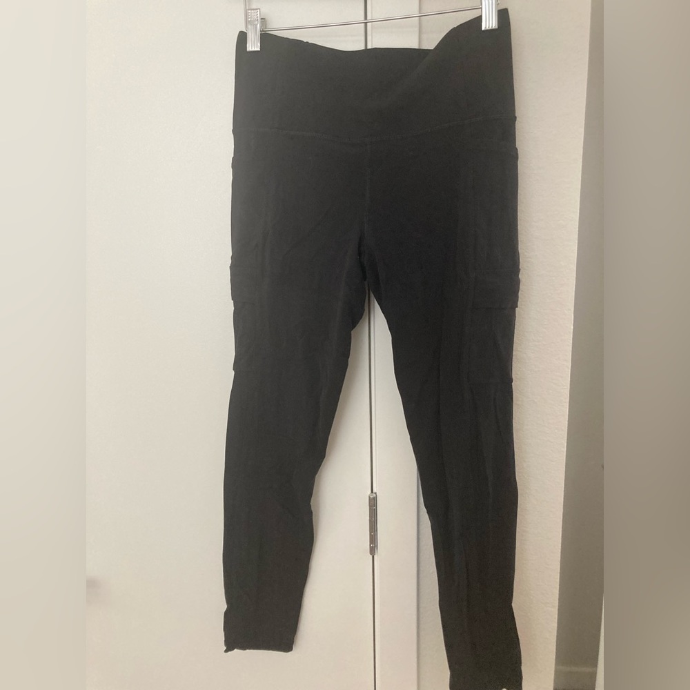 Athleta Salutation Stash Cargo 7/8 tight